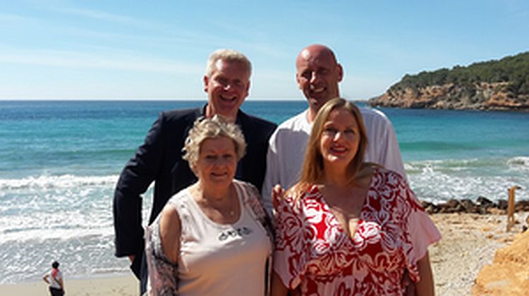 Nicole, Wilfried en Heleen met presentator Sybrand op Ibiza op zoek naar hun droomhuis