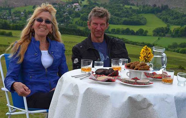 Paula en en John op zoek naar hun Droomhuis in Schotland