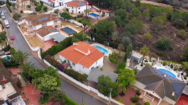 Rolstoeltoegankelijk zwembad met lift bij Casa Mona